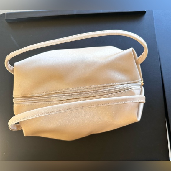 Cream Makeup/Toiletry bag, made exclusively for Elizabeth Arden CO. - Picture 2 of 5